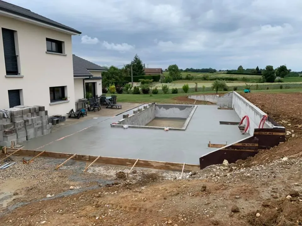 construction piscine à Vénérieu